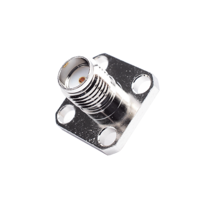 Conector SMA Hembra / Montaje Panel Cuadrado 12.7 mm (0.5 in) / 4 Perforaciones 8.64 mm (0.34 in) / Soldable / Níquel-Oro-PTFE