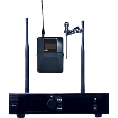 Sistema de Micrófono Inalámbrico | Receptor Un Canal U-Band 540-690 MHz | Micrófono de Solapa Digital | Modulación PI/4-DQPSK | Pantalla TFT-LCD 2.2″ | Encripción de Audio | Autonomía >10 Horas